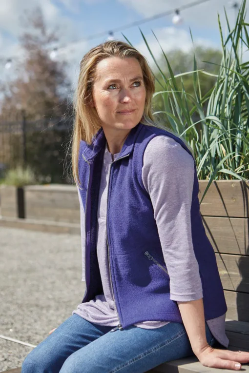 FLORA VEST, 60% FILTAD ULL, 40% LYOCELL — DARK PURPLE