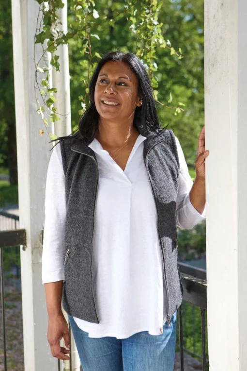 FLORA VEST, 60% FILTAD ULL, 40% LYOCELL — GRAPHITE MARL