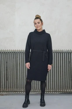 GY GISSLARP DRESS, 60% FILTAD ULL, 40% LYOCELL — BLACK