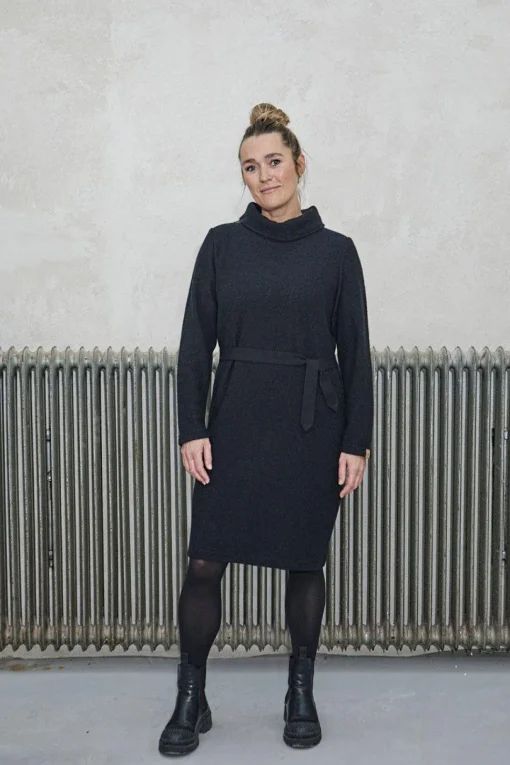 GY GISSLARP DRESS, 60% FILTAD ULL, 40% LYOCELL — BLACK