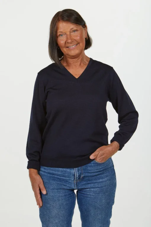 MERINO V-NECK FEMALE, 100% EXTRA FINE MERINOULL — BLACK