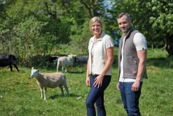 NLS COCO VEST, 100% OFÄRGAD ULL — NATURAL WHITE