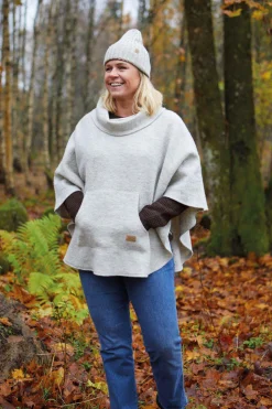 NLS HUMLA PONCHO, 100% OFÄRGAD ULL — NUTMEG