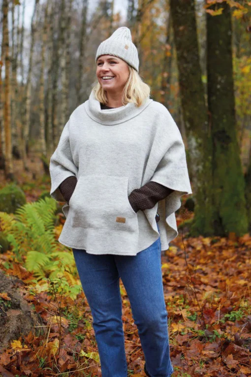 NLS HUMLA PONCHO, 100% OFÄRGAD ULL — NUTMEG