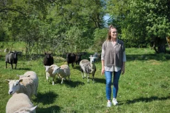 NLS POPPY PONCHO, 100% OFÄRGAD ULL — NUTMEG