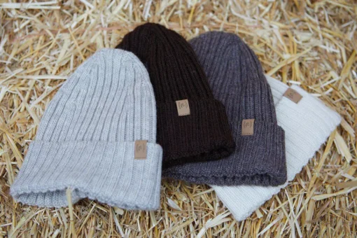 NLS RIB HAT, 100% OFÄRGAD ULL — COFFEE BEAN